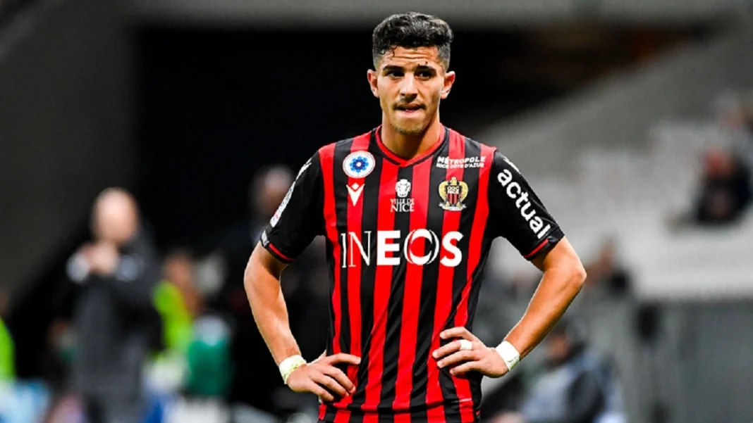 Mercato : Youcef Atal, devenu indésirable à l’OGC Nice, se prépare pour une autre destination Youcef Atal joueur de football algérien en maillot de l'OGC Nice.