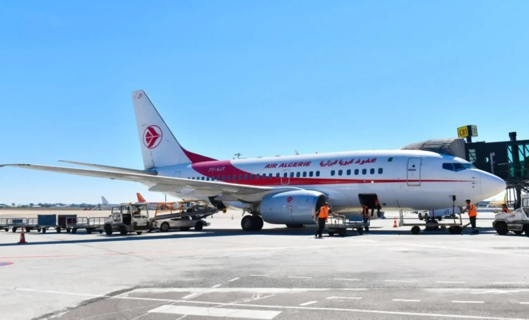 Air Algérie non classée parmi les compagnies les plus sûres en 2024 Avion d'Air Algérie stationné à l'aéroport en 2024.
