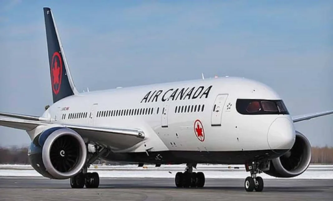 Air Canada réduit ses vols entre Alger et Montréal : Nouveaux Programmes et Mesures Annoncés Avion Air Canada sur la piste, prêt à décoller vers Montréal.