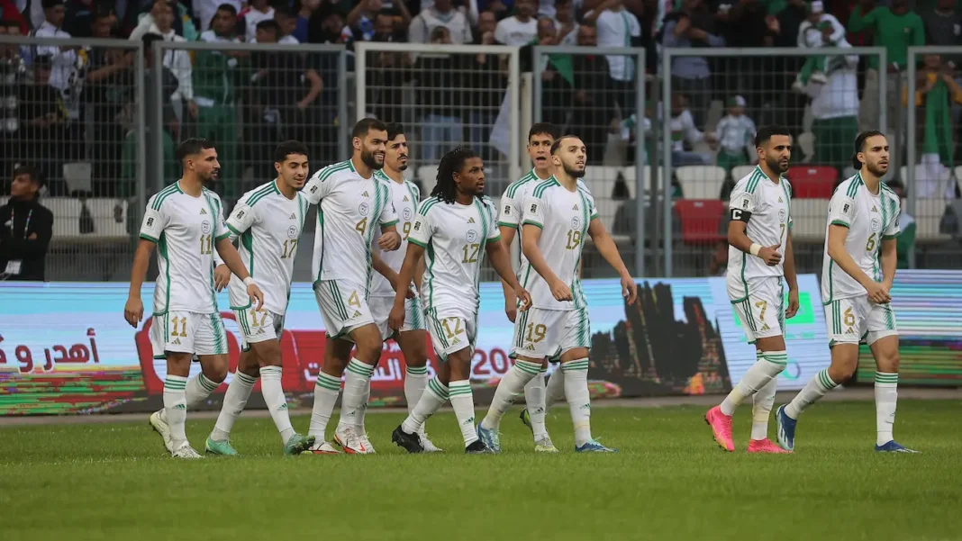 CAN 2023 : Découvrez la prime exceptionnelle que l’Algérie pourrait remporter en cas de victoire Les joueurs algériens sur le terrain lors d'un match de football.