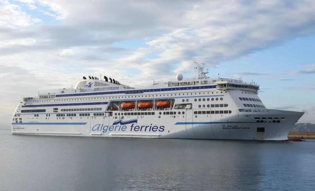 Ferry d'Algérie Ferries naviguant en mer sous un ciel partiellement nuageux.