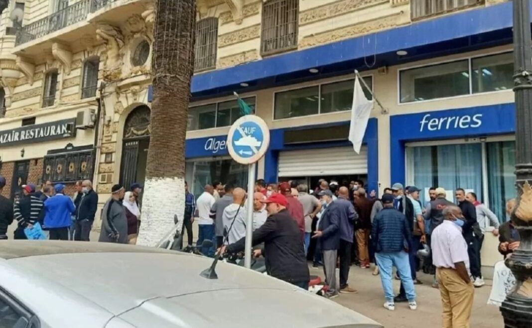 Algérie Ferries élargit son réseau avec l’ouverture de deux nouvelles agences Foule devant agence Algérie Ferries pour réservations et informations.