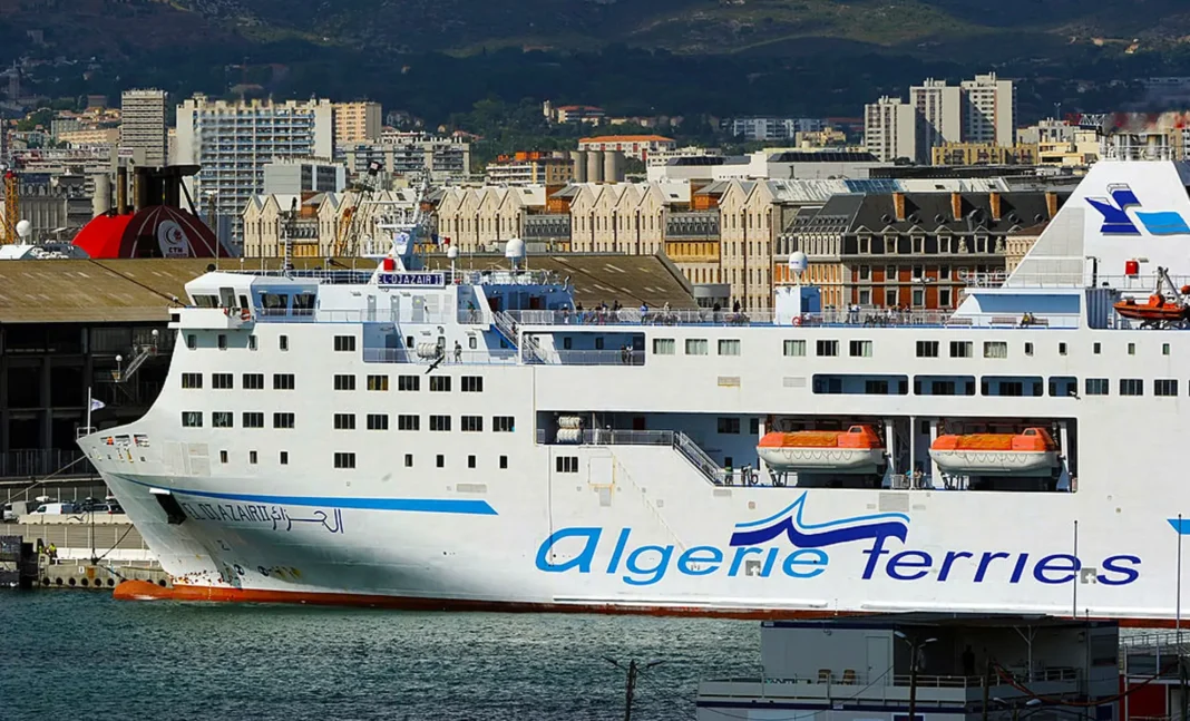 Découvrez le dernier navire d’Algérie Ferries : une révolution en mer Ferry Algérie Ferries au port avec vue sur la ville en arrière-plan.