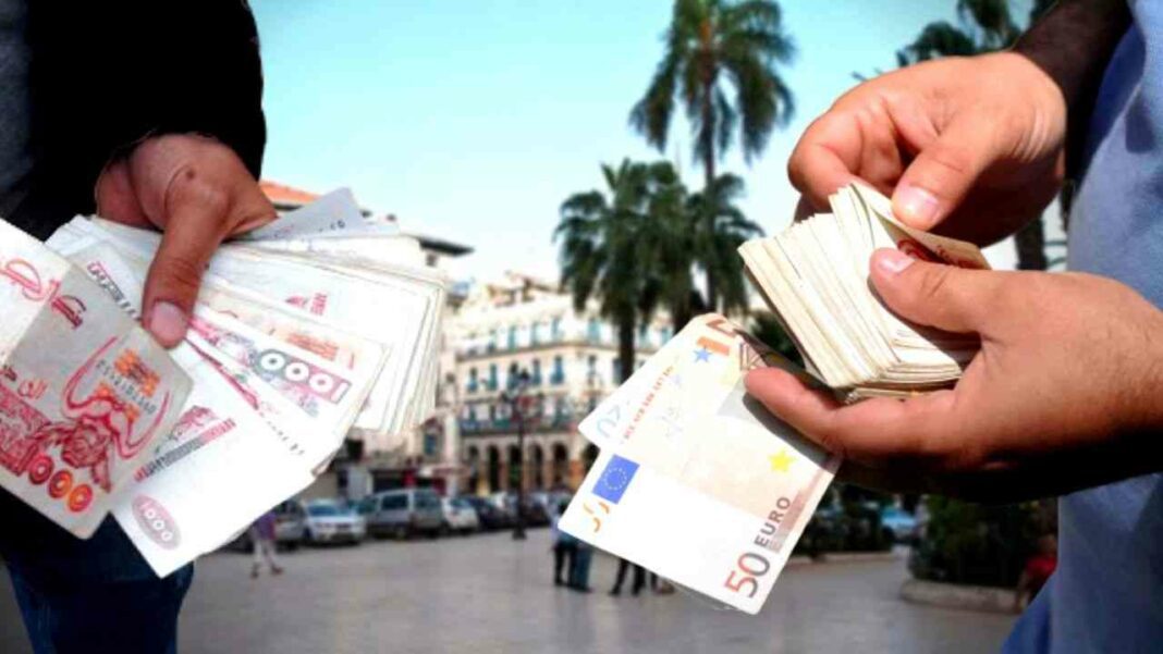 Personnes échangeant des euros contre des dinars algériens en plein air.