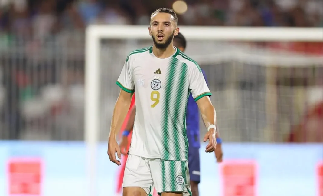 Affaire Amine Gouiri : Julien Stéphan s’en prend à Djamel Belmadi Amine Gouiri en action sur le terrain de football.