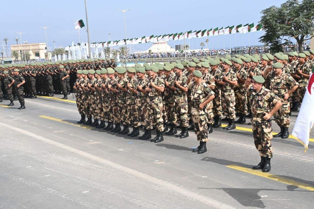 Classement 2024 : L’ Algérie affirme sa puissance Militaire loin devant le Maroc Soldats algériens en parade militaire lors d'une cérémonie nationale.