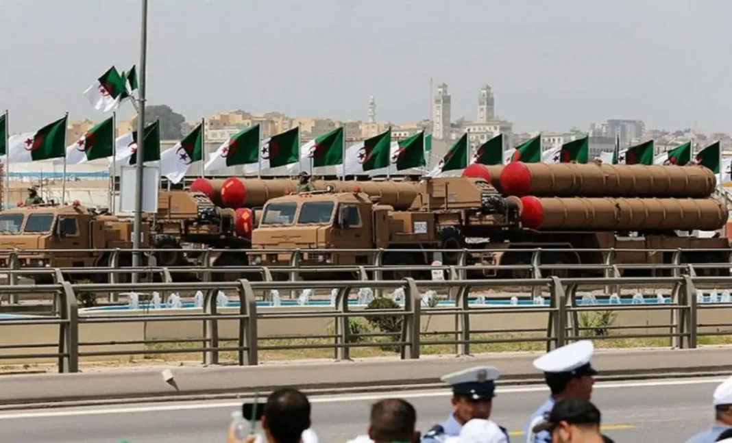 Défilé militaire en Algérie Véhicules militaires et drapeaux algériens lors d'un défilé.