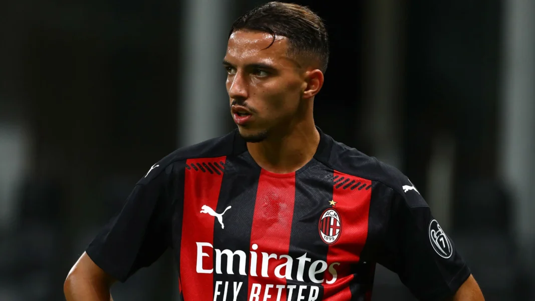 Ismael Bennacer rêve grand! Un trophée majeur courtisé par le Fennec cette saison Joueur de football en action portant le maillot de l'AC Milan.