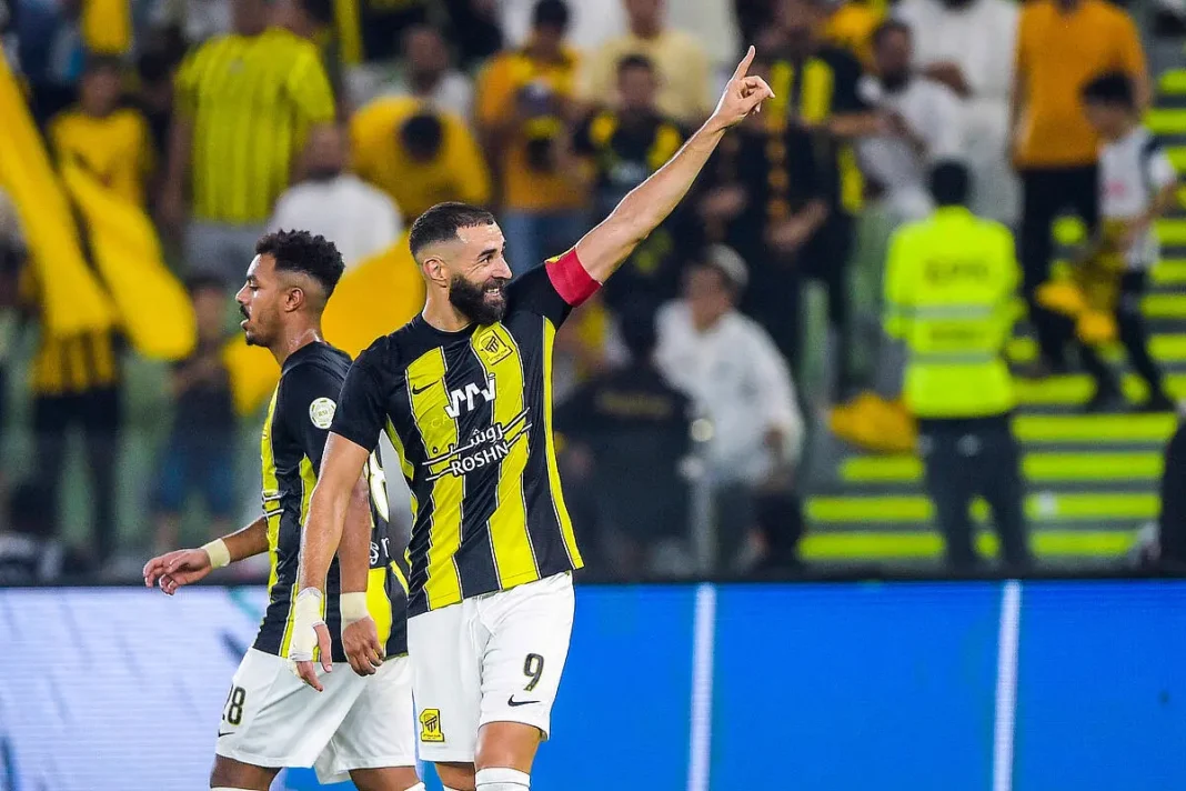 Karim Benzema célèbre avec ses coéquipiers Karim Benzema en célébration lors d'un match de football.