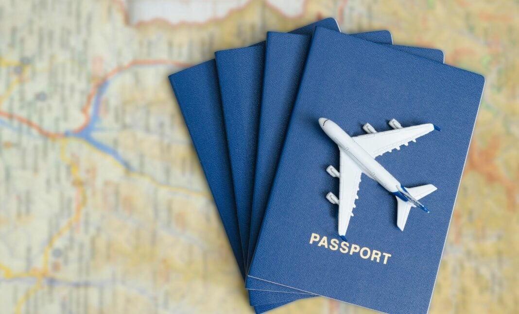 Nouveau classement des passeports en 2024 : Où se situent la France, le Maroc et l’Algérie ? Passeports bleus avec un modèle d'avion en plastique dessus.