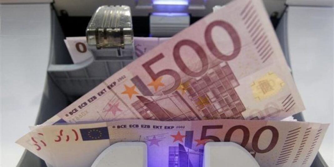 Dinar- Euro: marché noir Algérien – Quelle est la valeur actuelle de 100 Euros en Dinar le 15 janvier 2024 Billets de 500 euros empilés, symboles de richesse et d'économie.