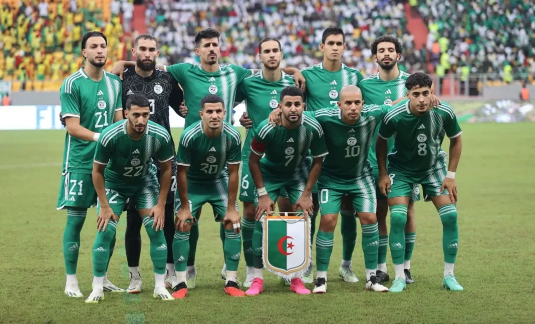 CAN 2023 : découvrez les scénarios possibles pour l’Algérie Les joueurs algériens en tenue verte avant un match important.