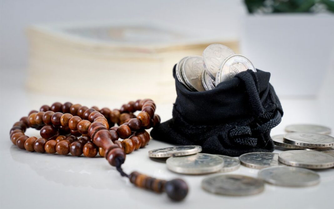 Crédits automobiles en finance islamique : un financement jusqu’à 90% du prix de la voiture Tasbih, pièces de monnaie et livre religieux sur une table.