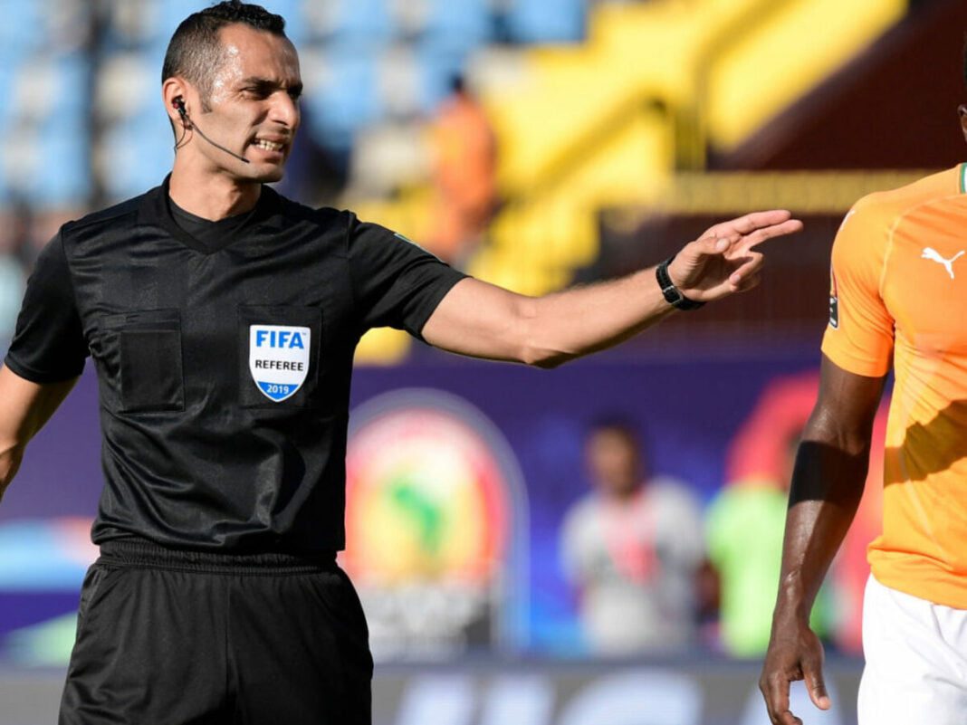 Mustapha Ghorbal écarté des finales de la CAN 2023 par la CAF Arbitre Ghorbal saluant un joueur ivoirien lors de la CAN 2024.