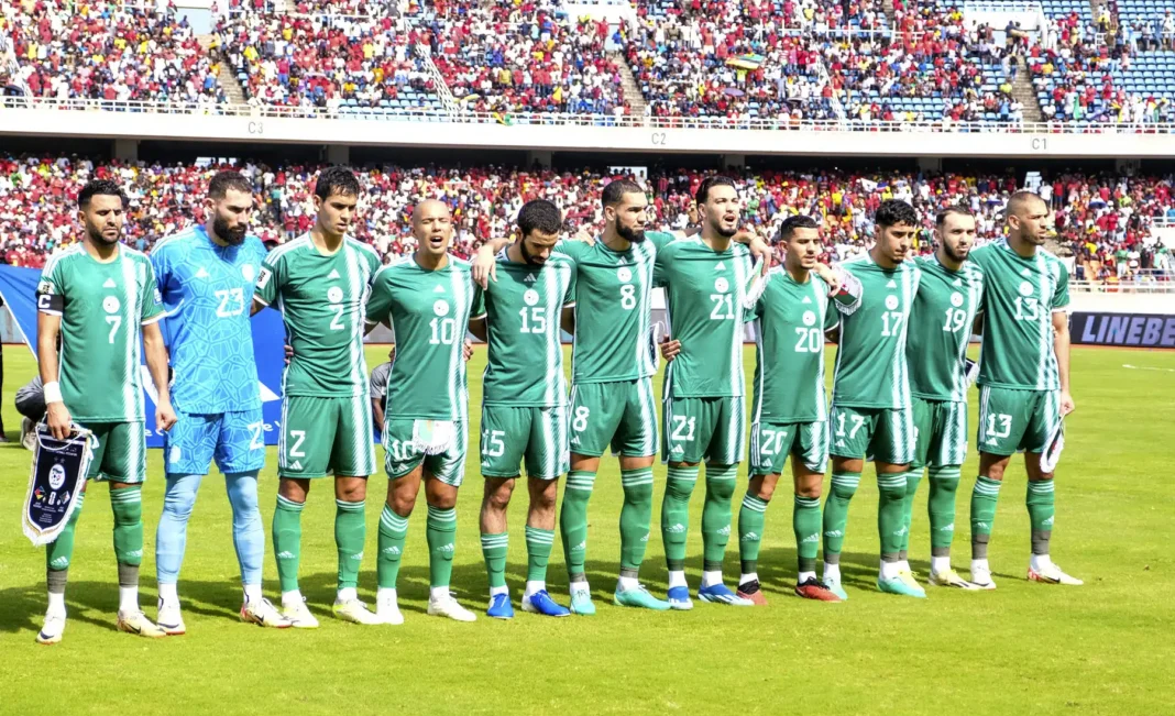 Groupe de joueurs de football alignés avant le coup d'envoi.