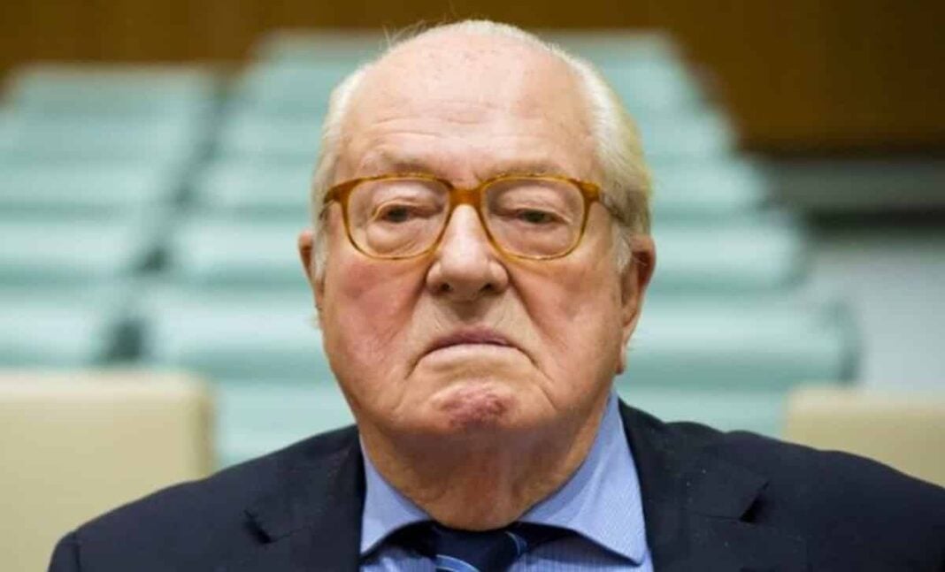 « Le Pen et la Torture », A la découverte du livre qui rétablit la vérité au sujet des tortures en Algérie Jean-Marie Le Pen lors d'une conférence politique en France.
