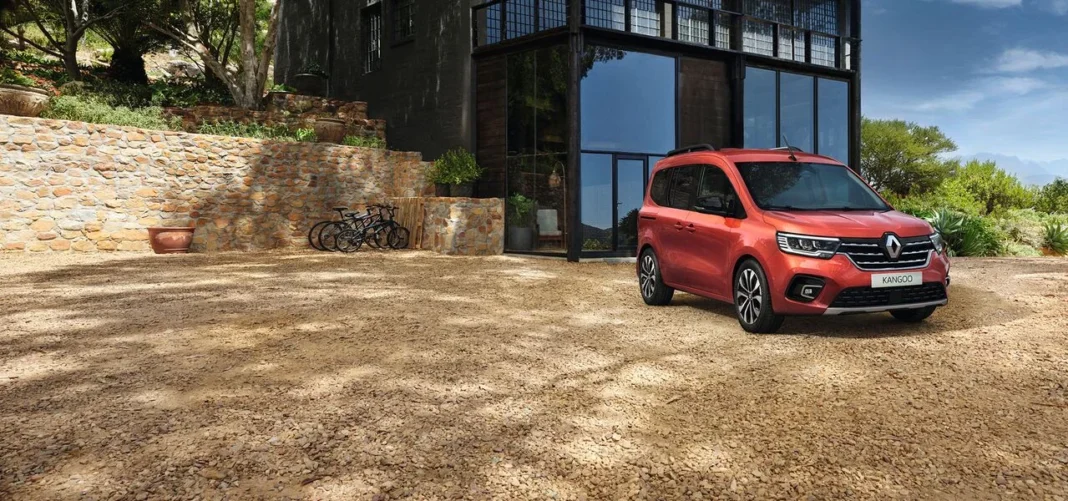 Renault Kangoo Stepway 2024 : Une offre exceptionnelle chez Auto Export Marseille Renault Kangoo Stepway 2024 rouge devant une maison moderne.
