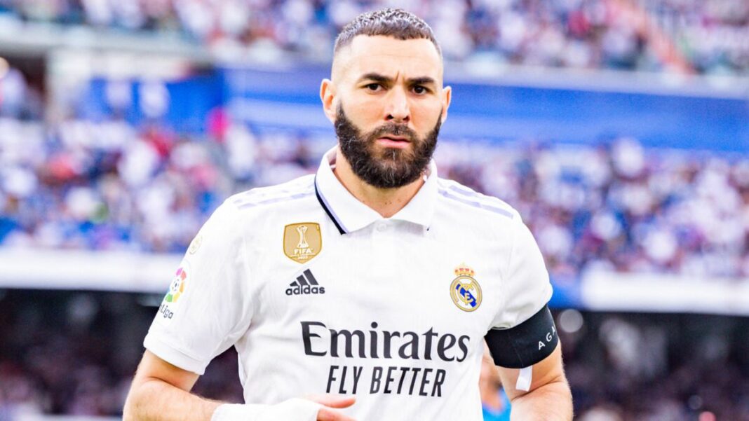 Carlo Ancelotti met fin aux rumeurs : Aucun retour de Karim Benzema au Real Madrid Karim Benzema portant le maillot du Real Madrid sur le terrain.