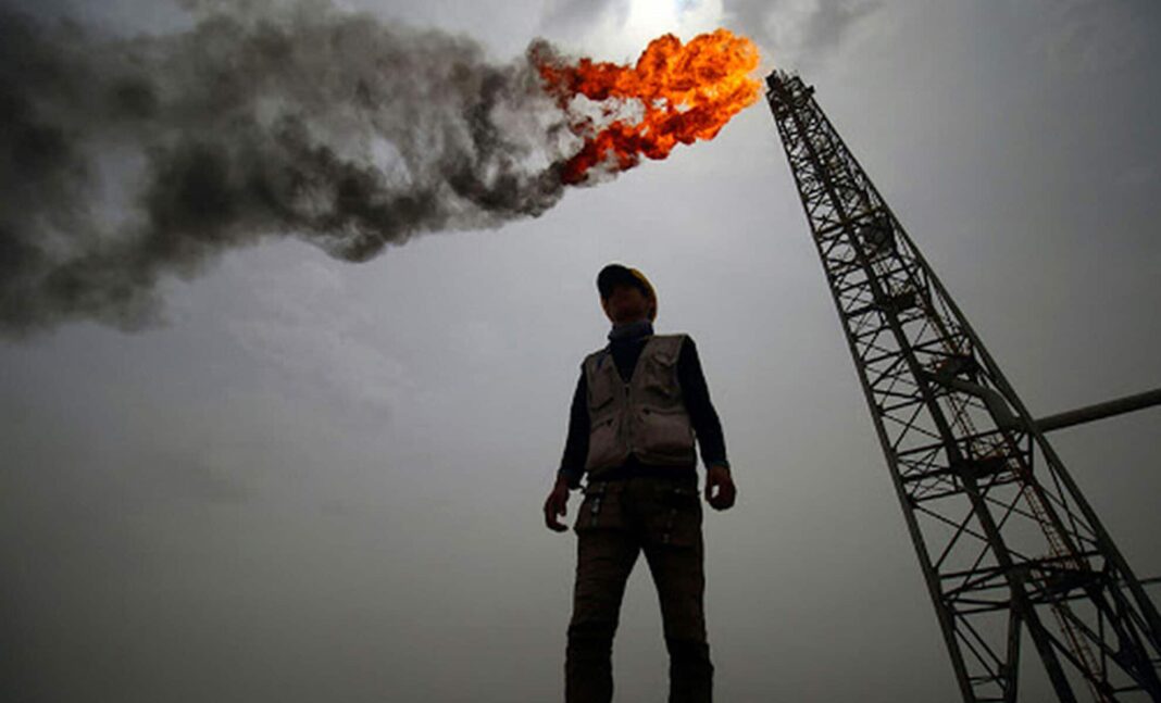 Prix du Pétrole en Baisse : Perspectives et Prévisions pour 2024 Ouvrier près d'une plateforme pétrolière en extraction.
