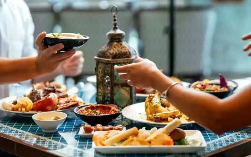 Ramadan 2024 en France : Découvrez où manger gratuitement (ou presque)