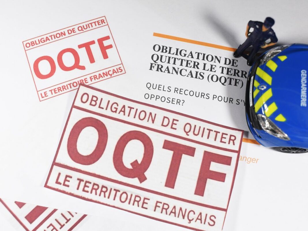 Montpellier : OQTF Massives le 14 janvier – Mobilisation contre la Loi Asile Immigration Affiches et casque de police lors d'une mobilisation à Montpellier.