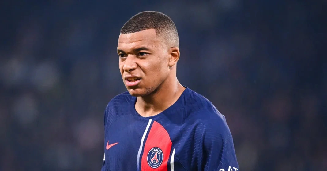PSG : Plus de peur que de mal pour Kylian Mbappé Kylian Mbappé en maillot du PSG lors d'un match.