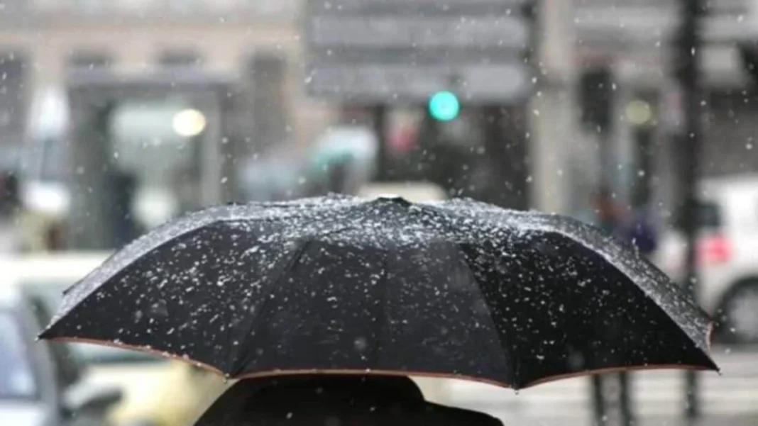 Bulletin Météo Alger 2 janvier : pluies, nuages, et éclaircies au programme Parapluie noir sous la pluie à Alger, ciel nuageux et pluie fine.