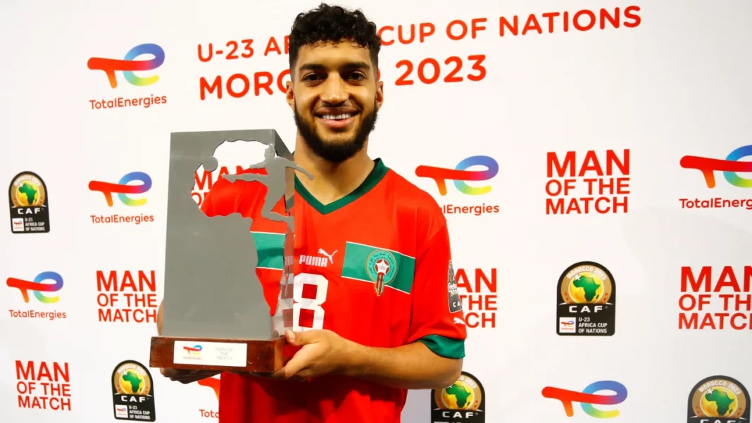 Ismael Saibari avec trophée, célébrant la victoire du Maroc.