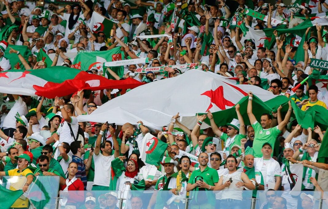 CAN 2023 : l’Algérie va offrir 50% de réduction sur le prix des billets à 2 000 supporters Supporters algériens avec drapeaux et écharpes lors d'un match.