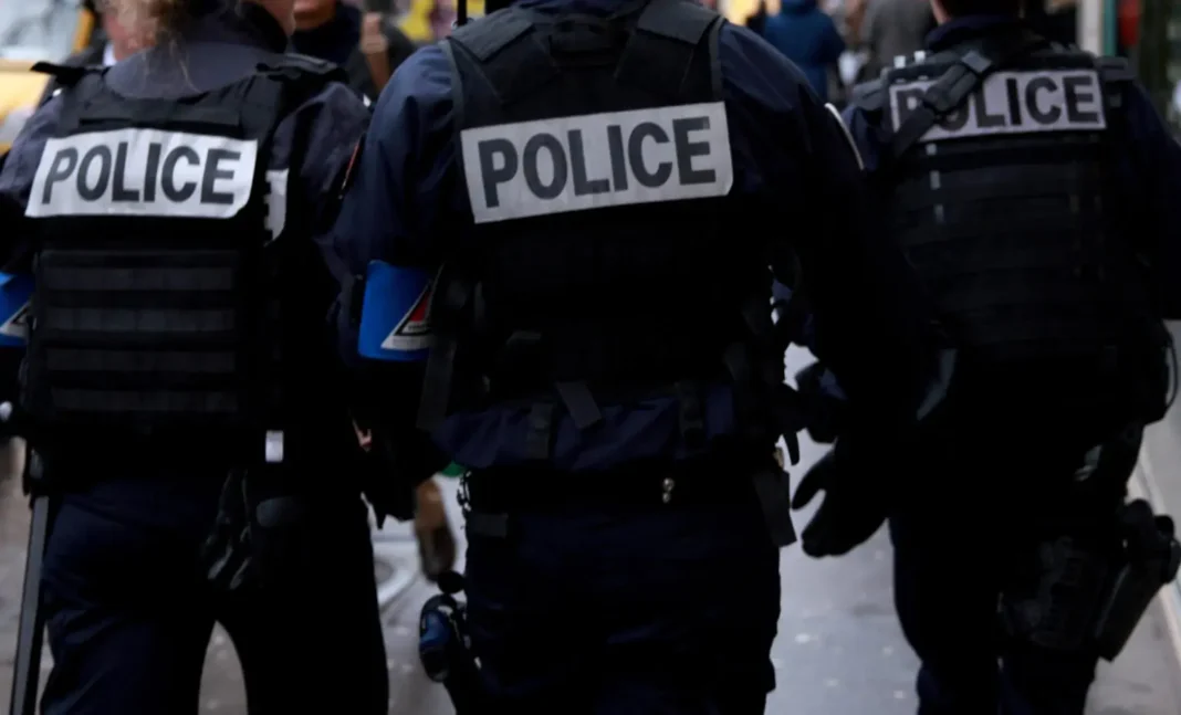 Policiers en uniforme lors d'une opération de maintien de l'ordre.