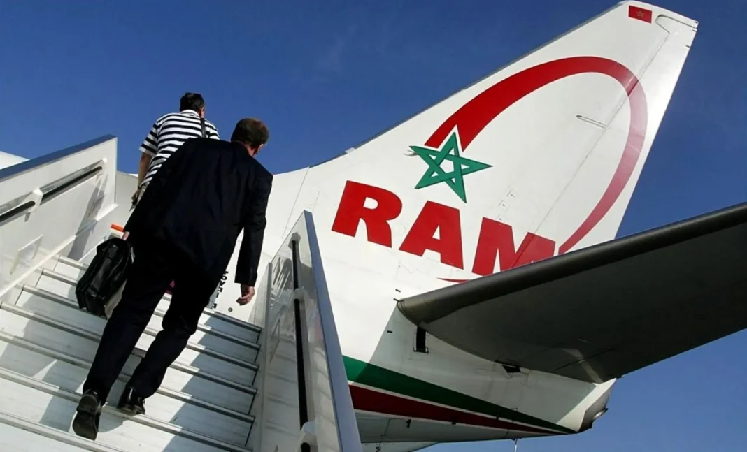 Royal Air Maroc : Ce que Vous devez savoir avant de prendre votre envole vers l’Afrique Passagers montant à bord d'un avion RAM au départ.