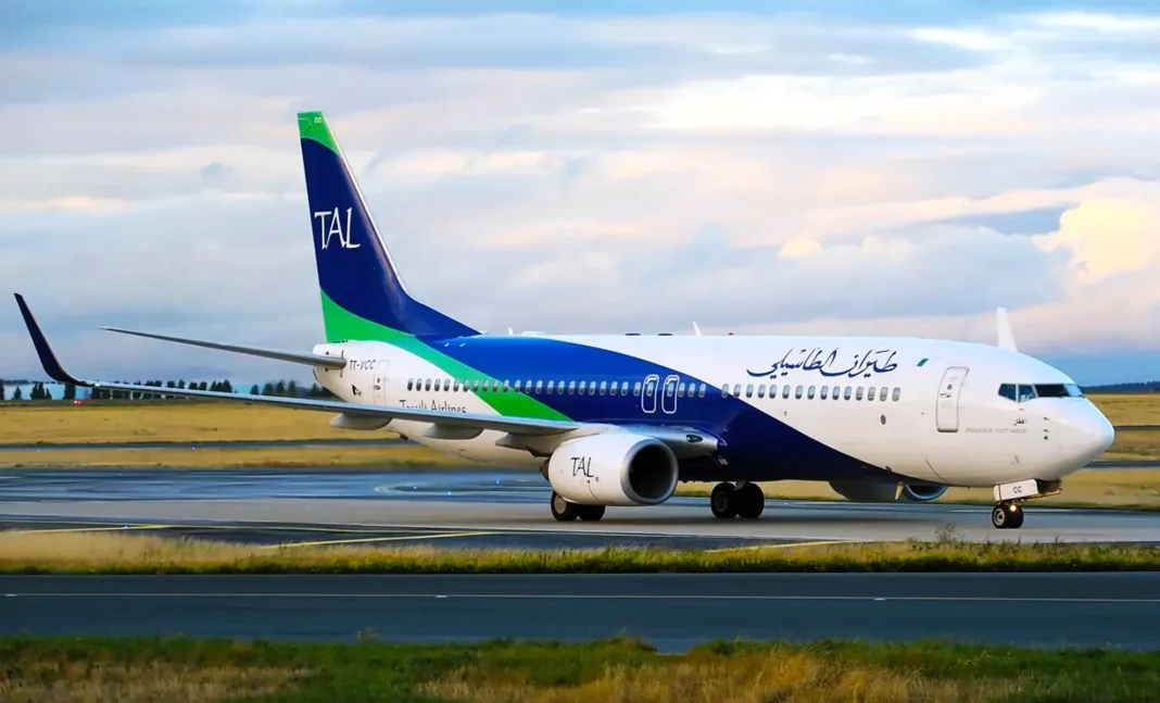 Tassili Airlines étend ses horizons vers le Sud de l’Algérie Avion de TAL Airlines sur la piste de l'aéroport algérien.