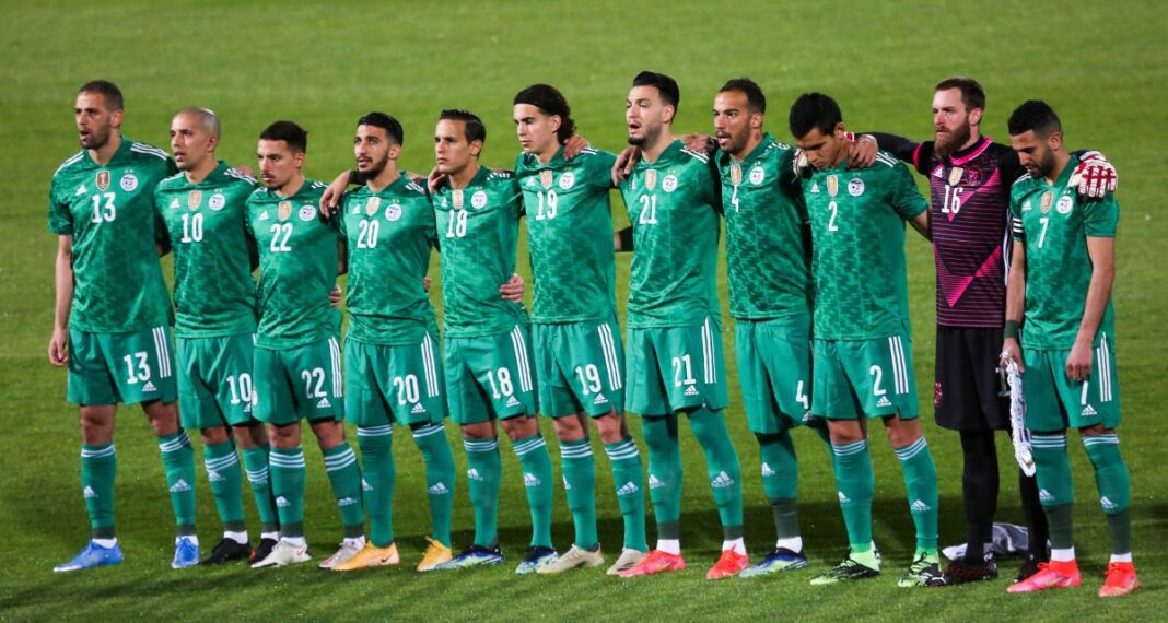 Officiel ! Après le CHAN 2024, l’Algérie absente à la CAN Groupe de joueurs de football en uniforme vert sur le terrain.