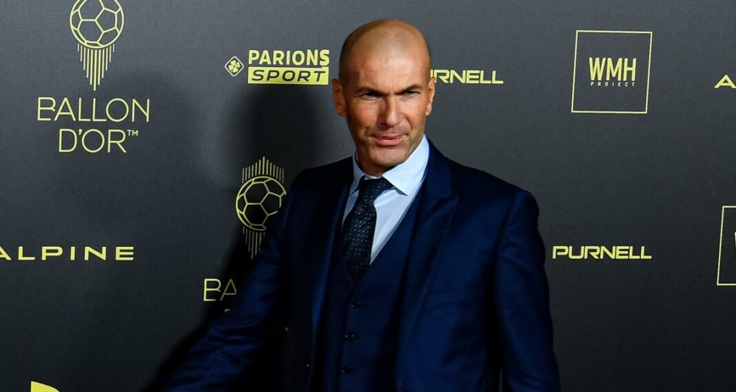 Zinedine Zidane en costume lors d'un événement sportif à Paris.