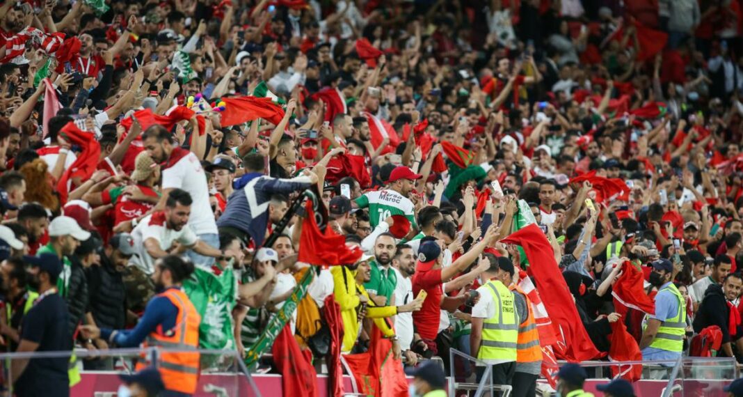 Scandale au stade : Quand un cri d’admiration envers l’Algérie devient une tempête politique au Maroc Supporters en délire avec drapeaux algériens et marocains au stade.