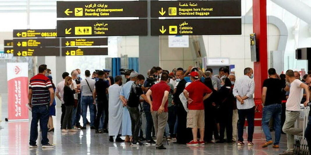 Algérie : Plus de 6000 personnalités interdites de quitter le pays , selon Abdou Semmar Foule de voyageurs en attente à l'aéroport en Algérie.