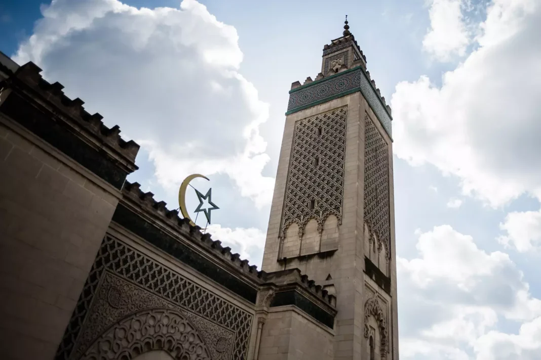 Ramadan 2024 en France : La Grande Mosquée de Paris révèle la date cruciale de la nuit du doute Minaret de la Grande Mosquée de Paris sous un ciel nuageux.