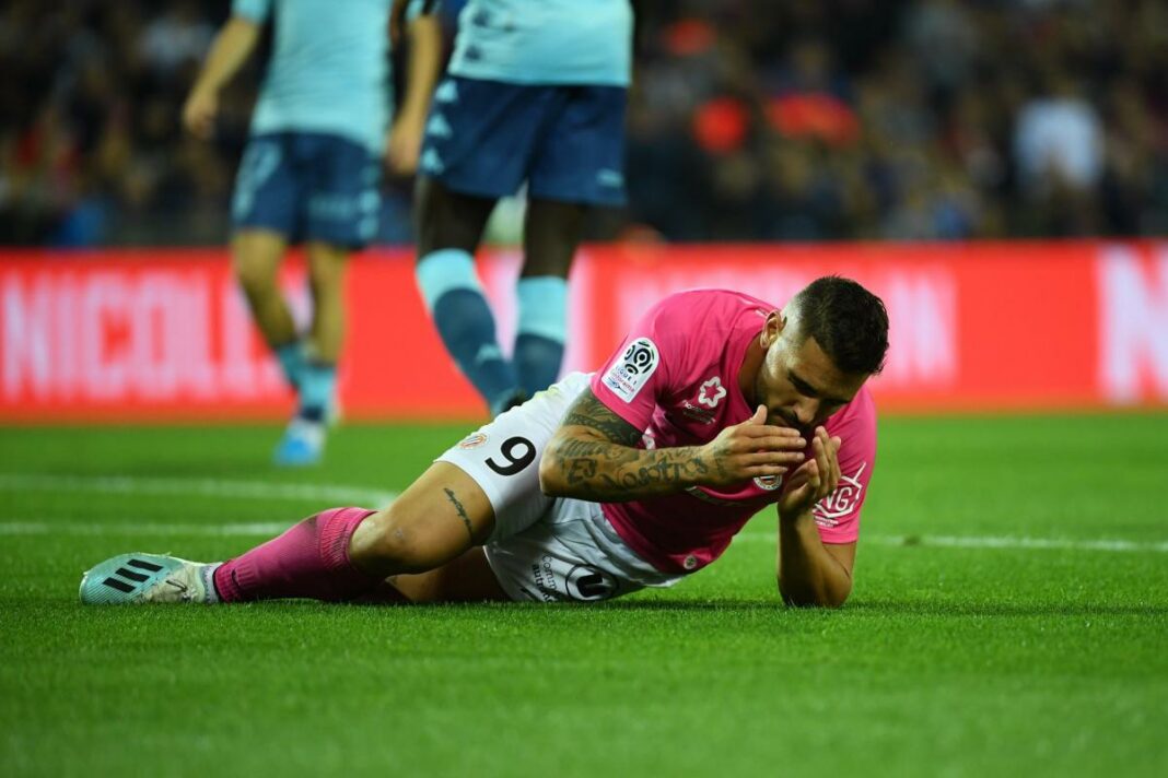 Après une crise d’épilepsie, Andy Delort envisage un retour en Ligue 1 : Un choix audacieux après avoir frôlé la mort Andy Delort allongé sur le terrain après une crise lors d'un match de football.