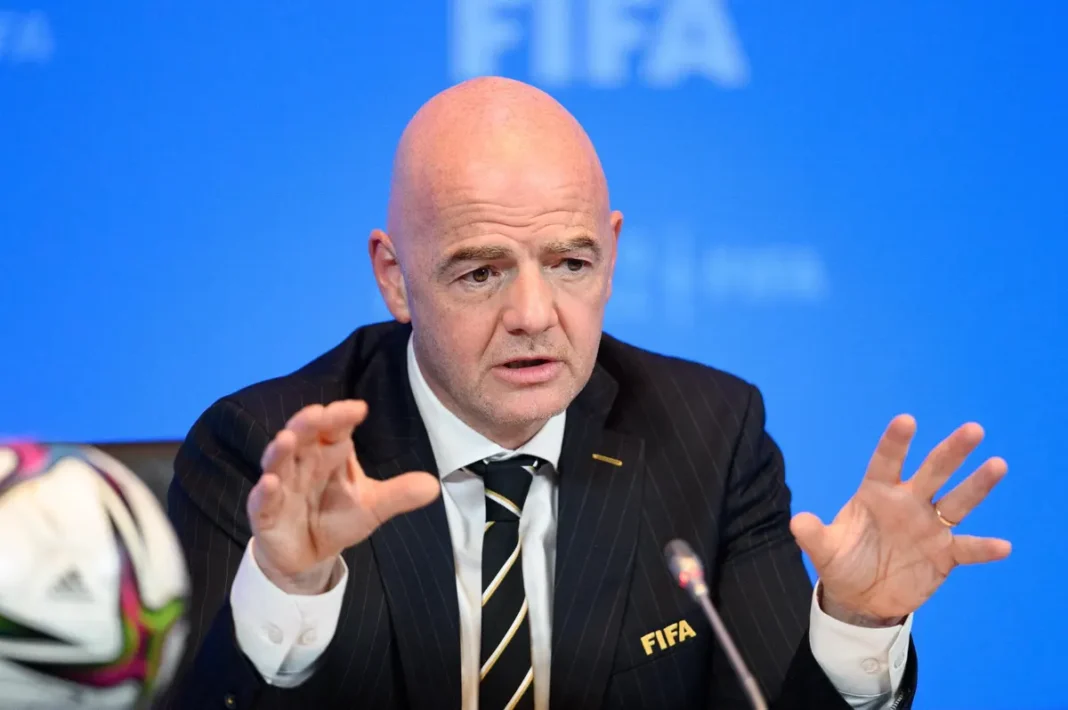 Coupe du Monde U17 Féminine 2025 : L’annonce de la FIFA pour le Maroc ! Officiel de la FIFA lors d'une conférence, gesticulant.