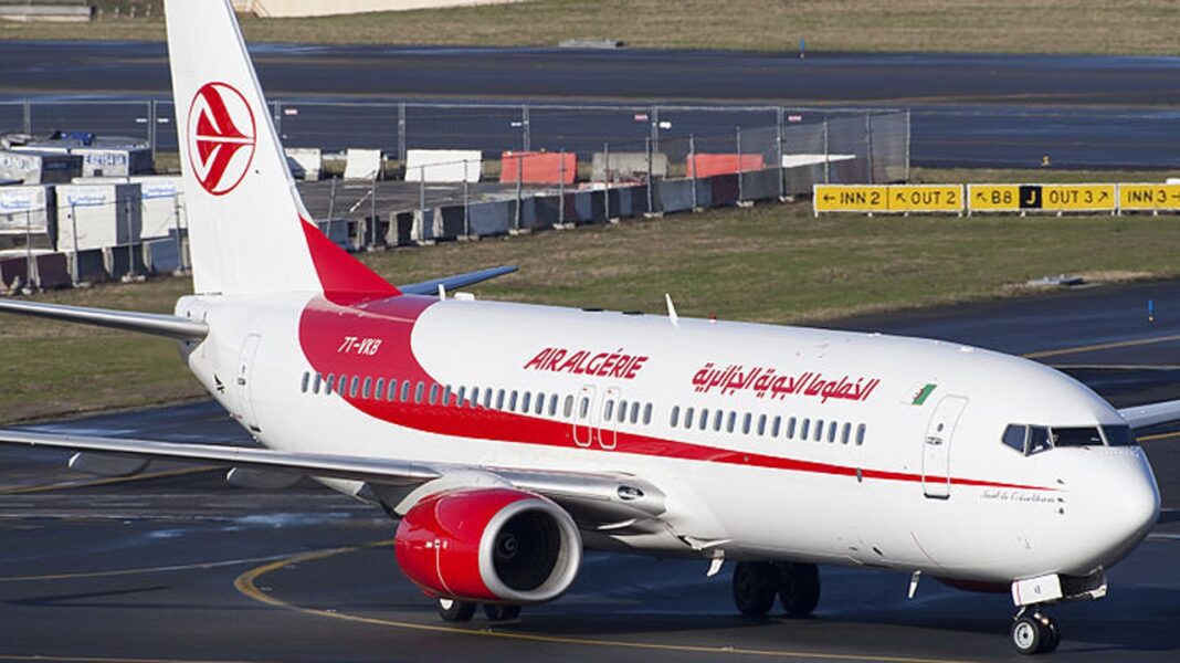 Air Algérie sous Pression : La Ruée sur les Billets d’Avion pour la France! Avion d'Air Algérie prêt au décollage à l'aéroport.