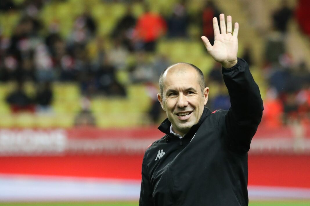 Leonardo Jardim saluant lors d'un match de football.