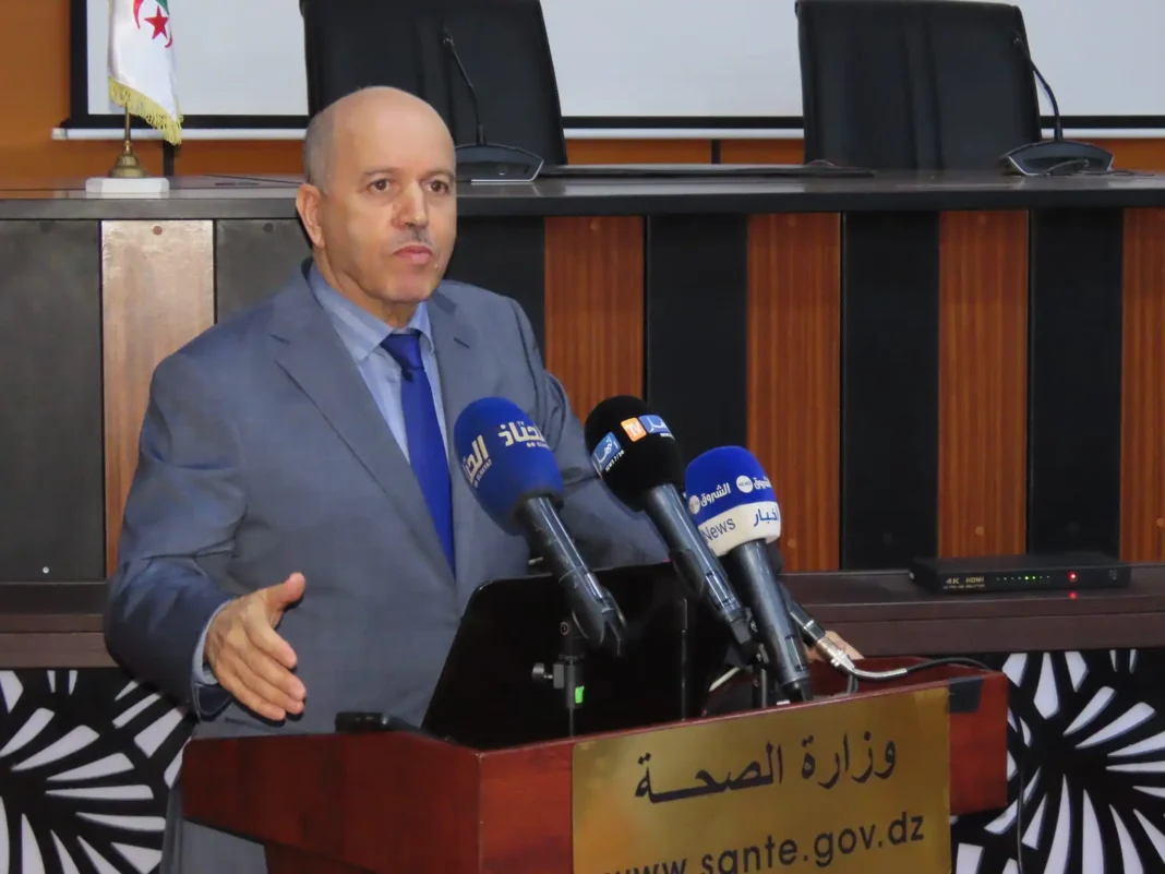 Algérie : vers une révolution numérique dans le secteur médical Ministre de la Santé parlant lors d'une conférence officielle.