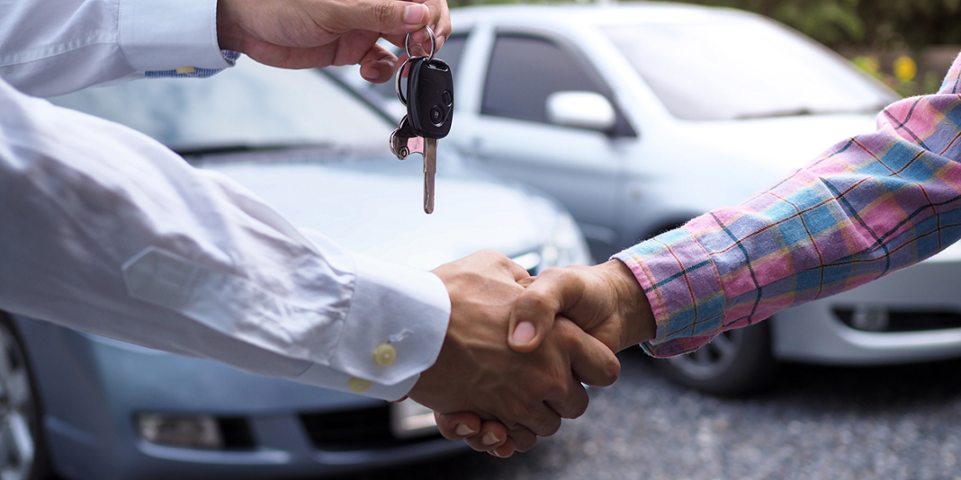 Remise des clés de voiture Main donnant les clés d'une voiture à une autre personne.