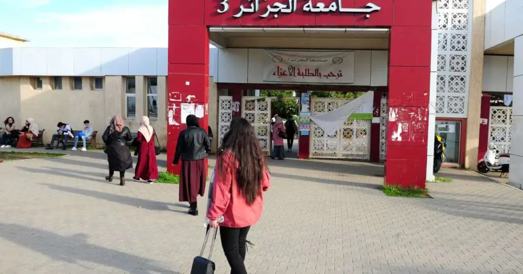 Alger : une étudiante retrouvée sans vie dans sa résidence universitaire Étudiante à l'entrée de l'université en Algérie.