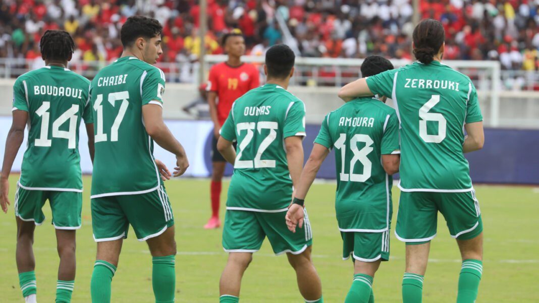 Ibrahim Maza « Je suis très heureux d’avoir choisi l’Algérie » : un nouveau crack pour revigorer l’effectif de Petkovic Joueurs algériens en action lors d'un match de football.
