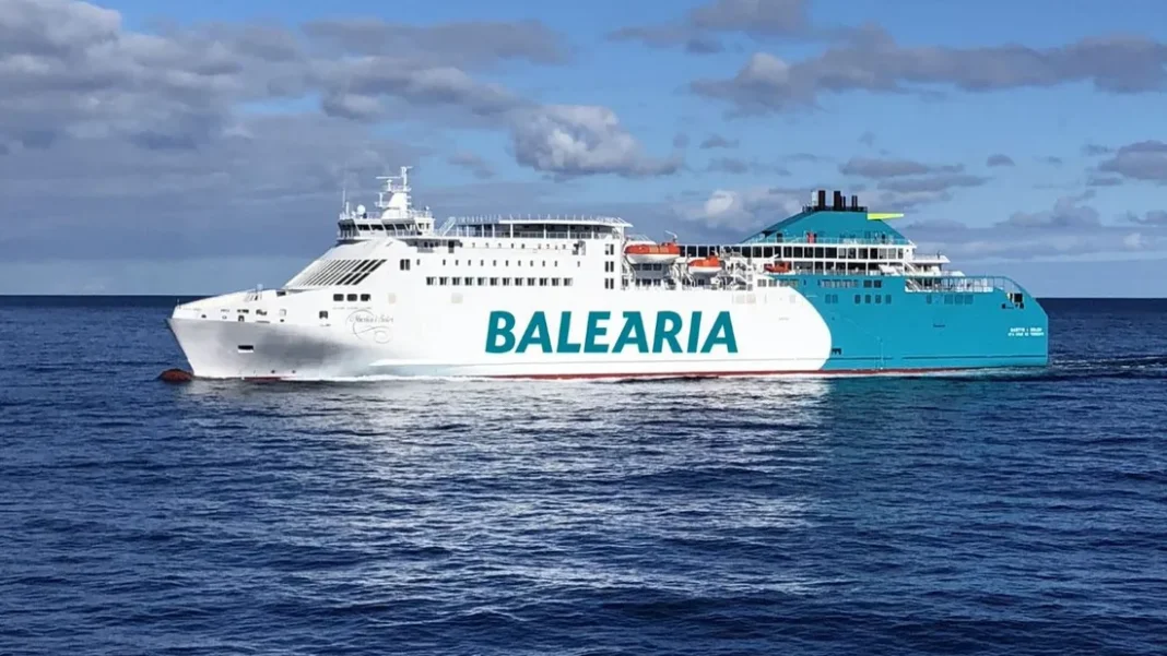 Ferry Baleària naviguant en mer, prêt pour les traversées Espagne - Algérie 2024.