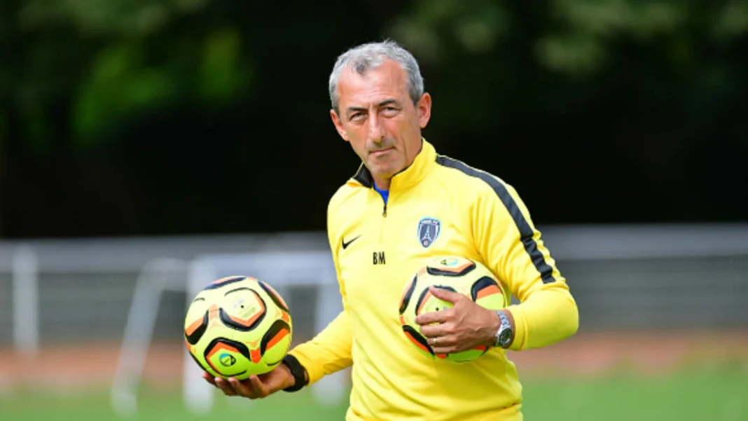 Bazdarevic confirme avoir reçu une offre de la FAF pour succéder à Belmadi Entraîneur de football professionnel tenant deux ballons de football.