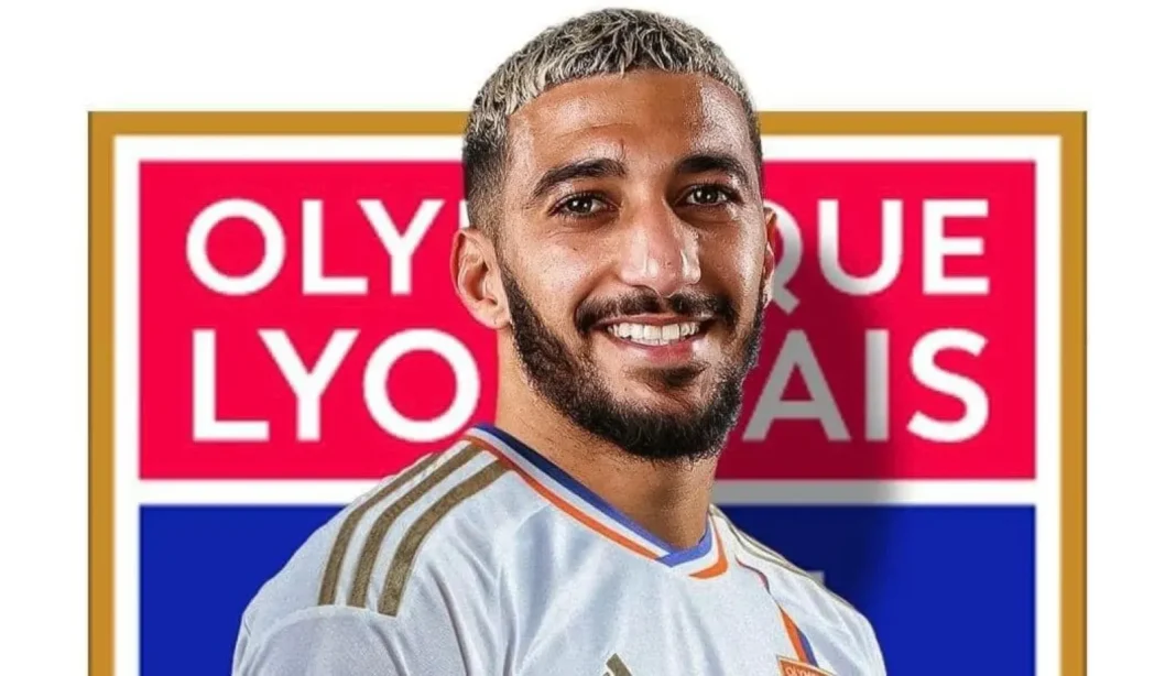 L’OL obtient gain de cause auprès de la FIFA pour Benrahma Benrahma, joueur de football, souriant, portant le maillot de l'Olympique Lyon.