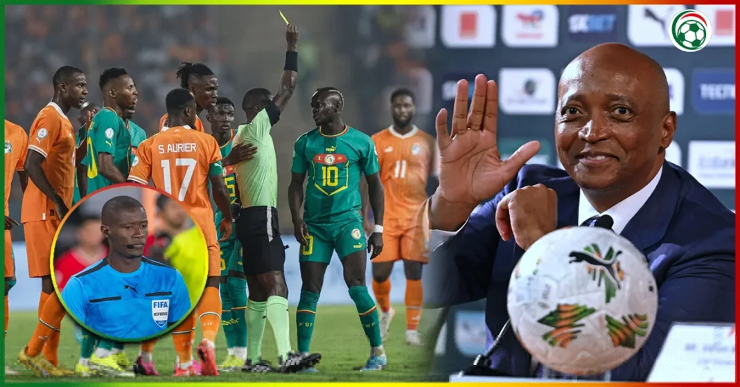 CAN 2023 : Pierre Atcho paie le prix fort, après ses décisions controversées lors du match Côte d’ivoire vs Sénégal Match de football Côte d'Ivoire vs Sénégal avec entraîneur et arbitre.