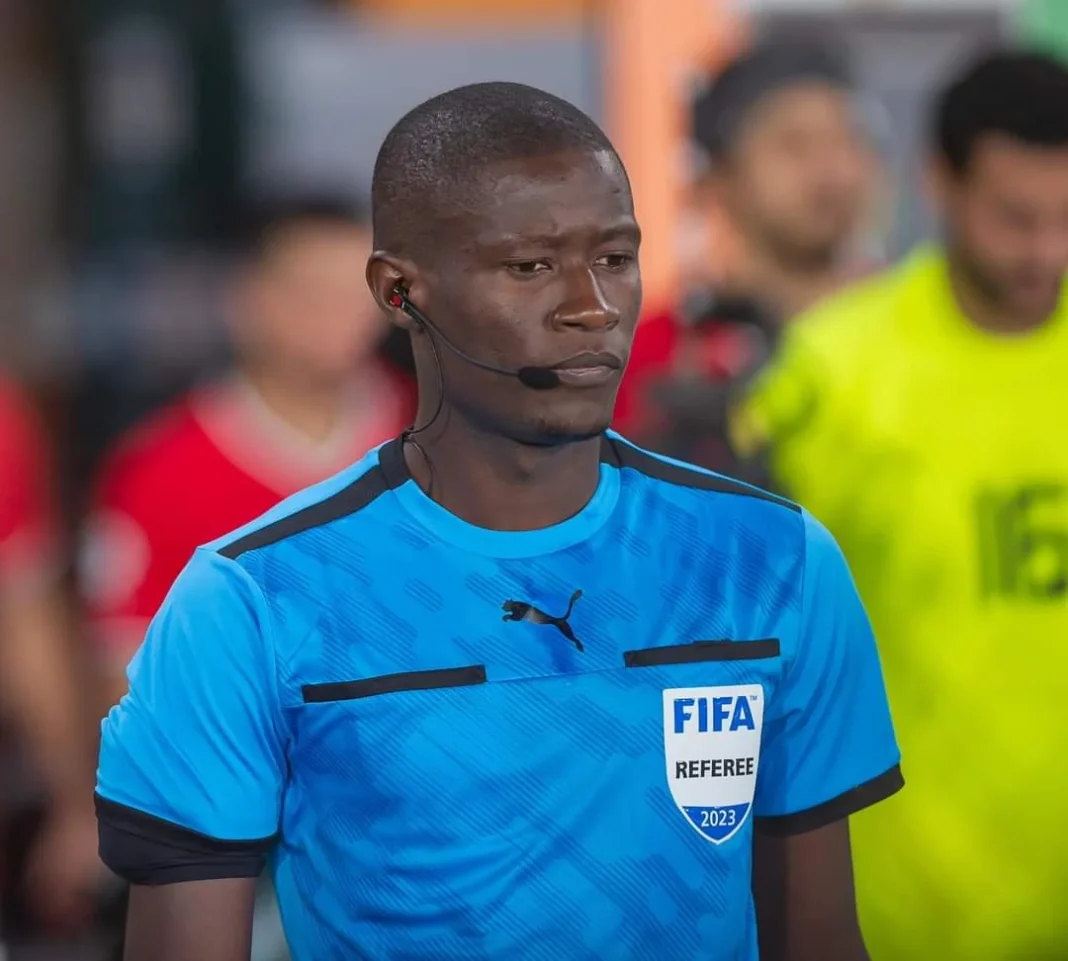 CAN 2023 : Le VAR contre les Verts, Ghislain Atcho au cœur d’une controverse arbitrale Arbitre FIFA en action lors de la CAN 2023, portant un maillot bleu.